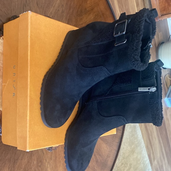 NWT Unisa Colbie wedge black suede booties size 7 - Picture 3 of 8